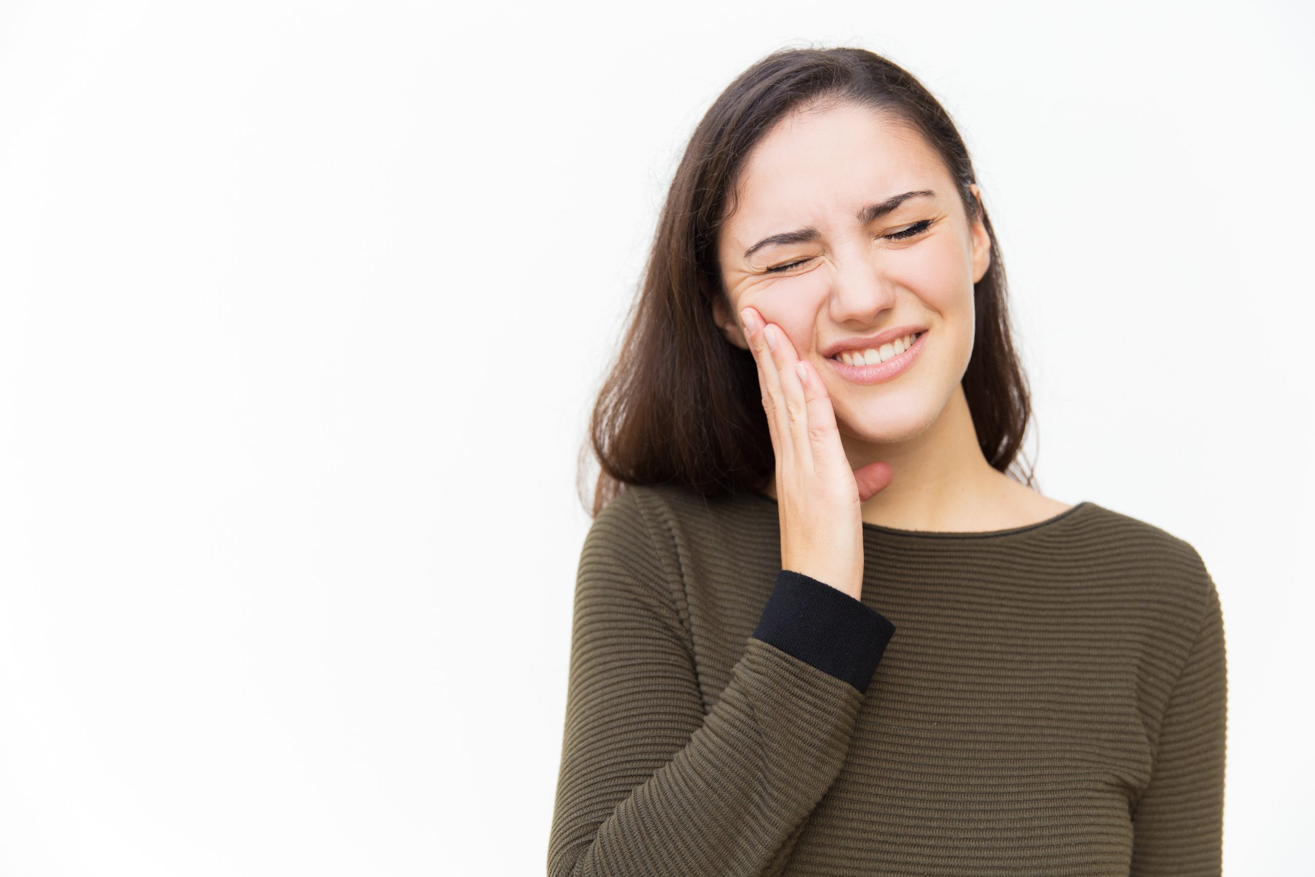 Frustrated woman with pain grimace touching cheek periodoncia para gingivitis